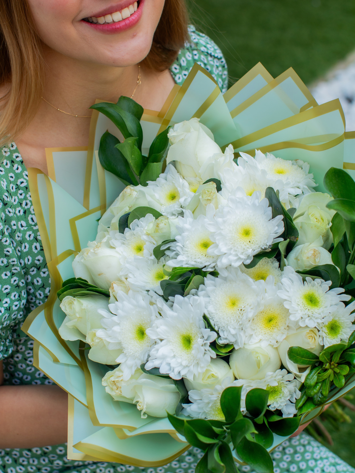 Ramo de Rosas Blancas con Margaritas