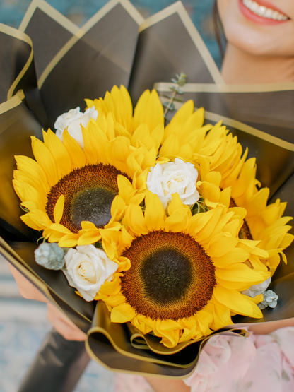 Ramo de Girasoles con Rosas Blancas