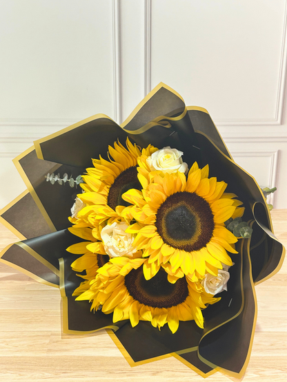 Ramo de Girasoles con Rosas Blancas
