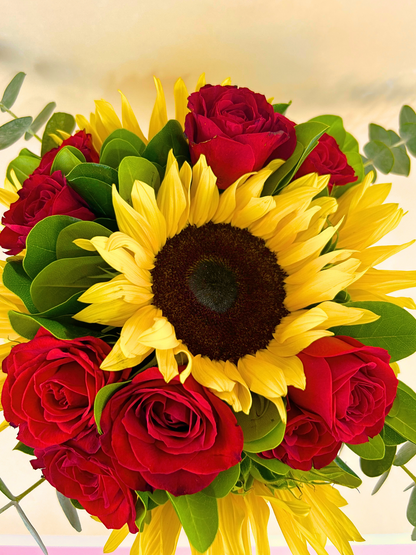 Arreglo de Girasoles con Rosa Roja