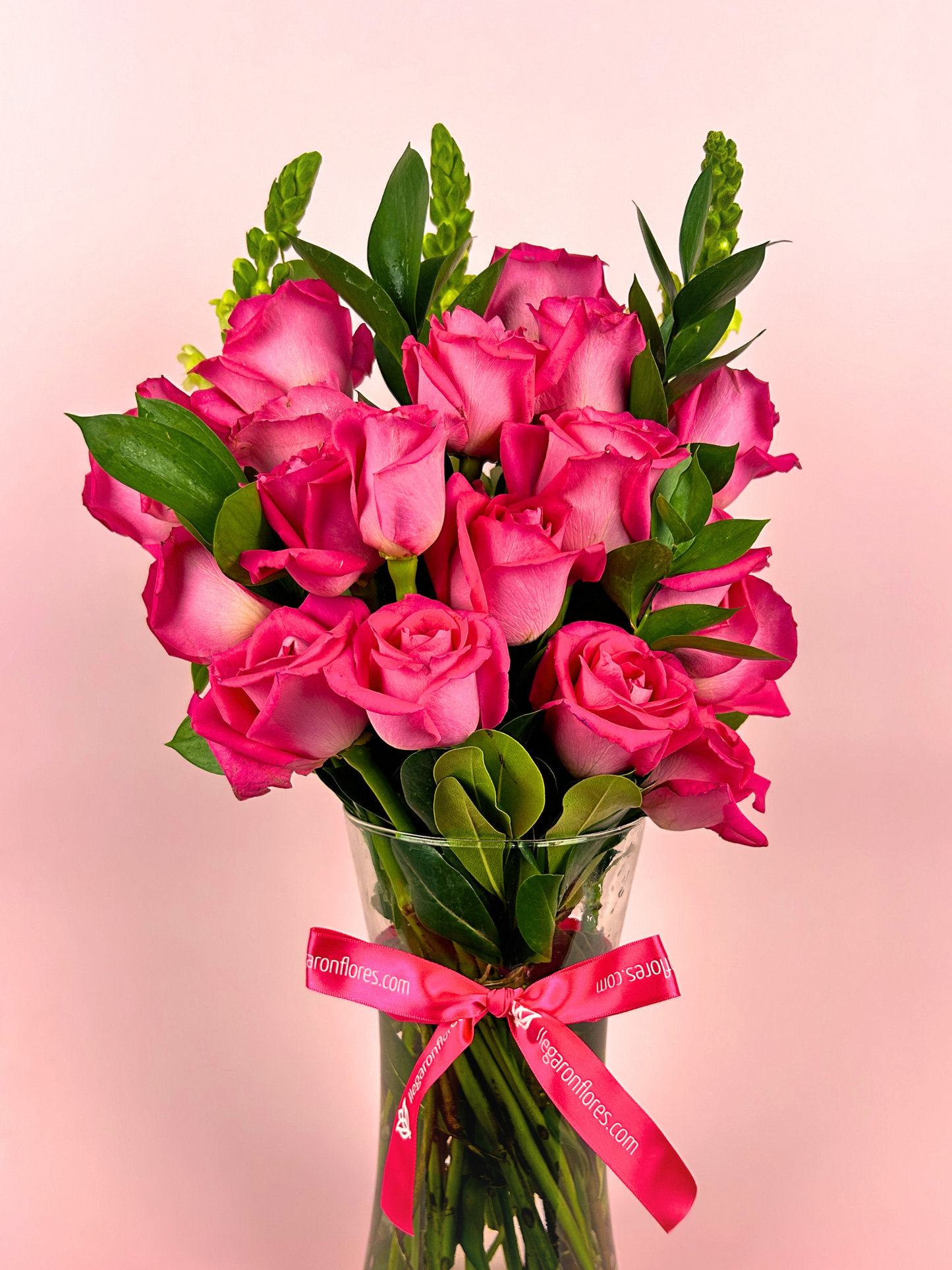 Arreglo de 12 rosas rosas