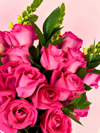 Arreglo de 12 rosas rosas