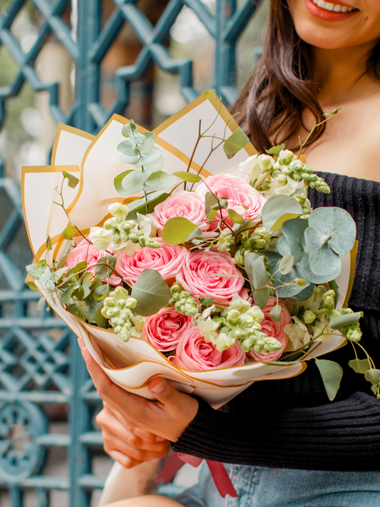 Ramo de Rosas con perrito blanco y dólar