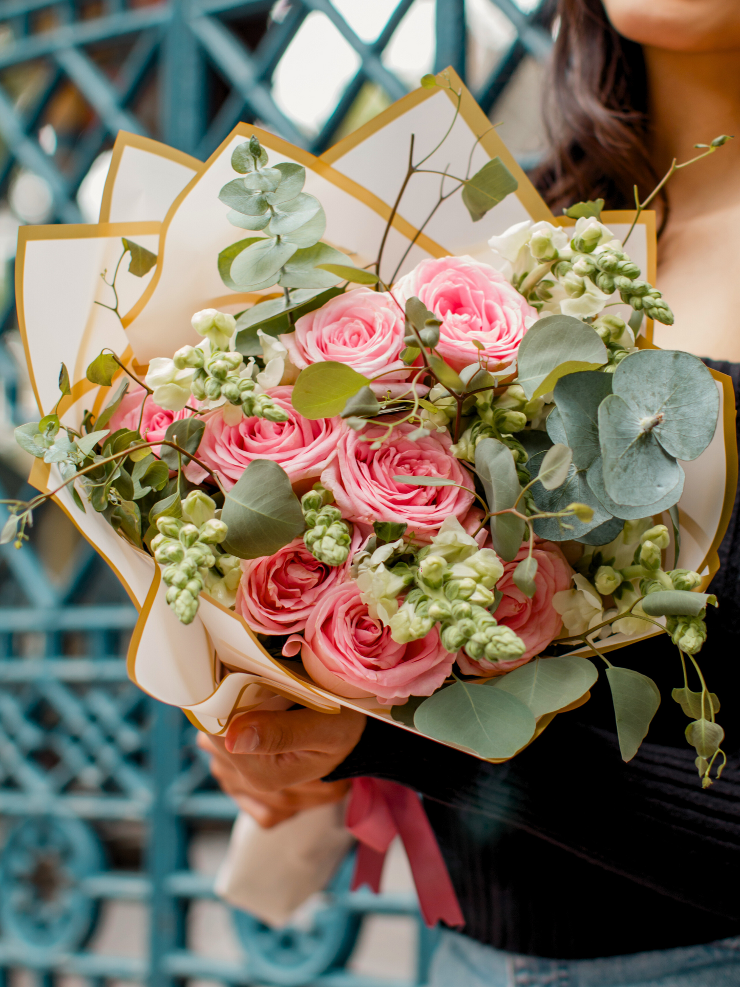 Ramo de Rosas con perrito blanco y dólar