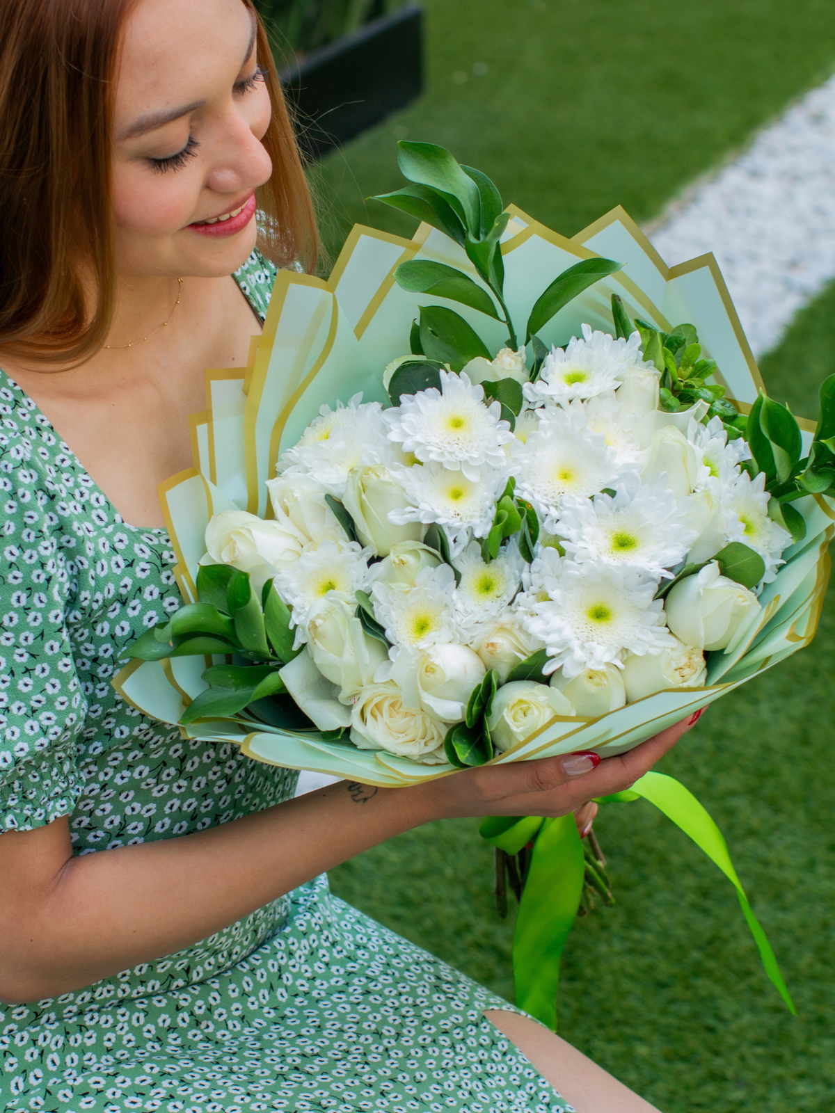 Ramo de Rosas Blancas con Margaritas