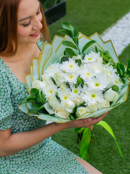 Ramo de Rosas Blancas con Margaritas